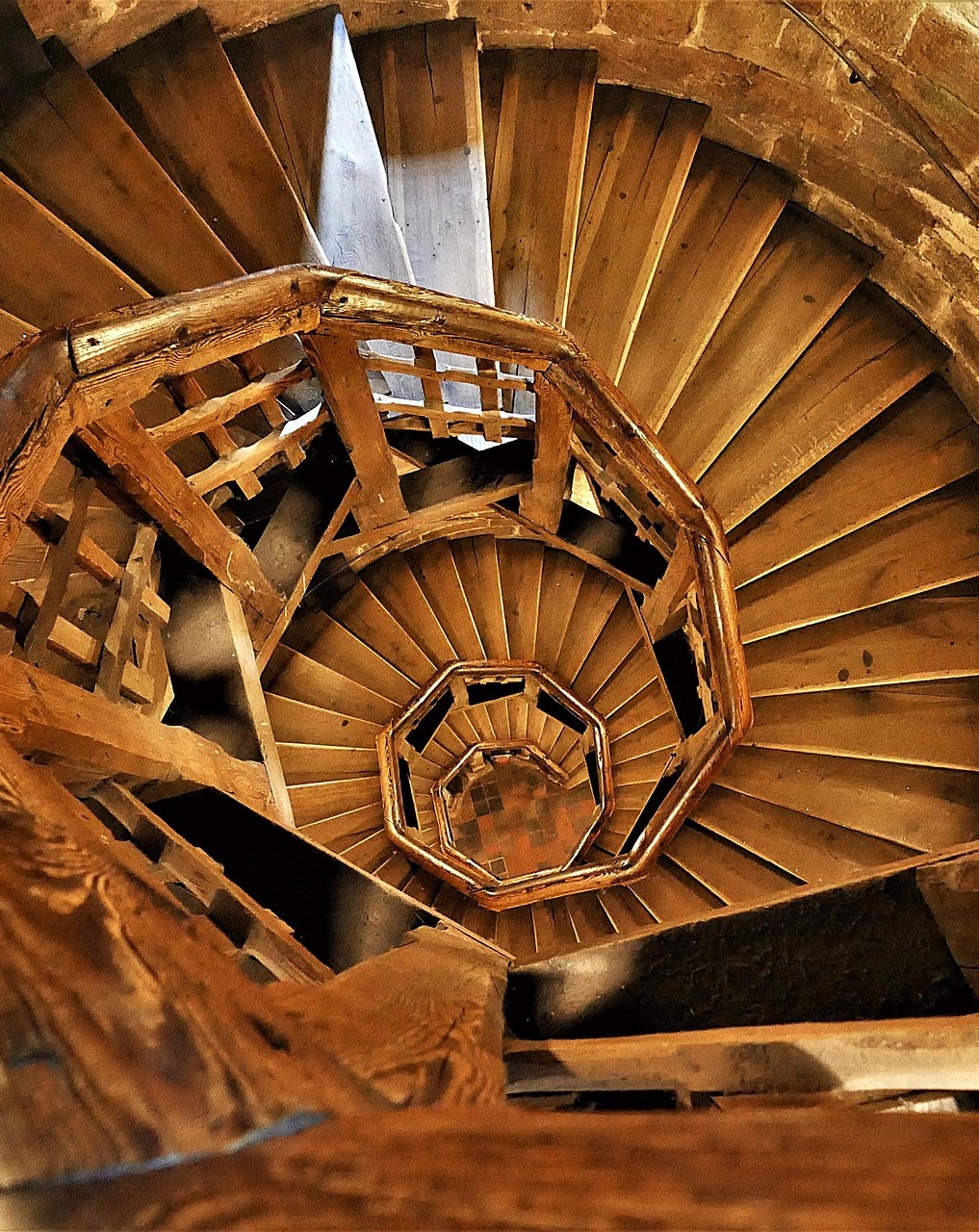 spiral-staircase-g3ad79094f_1920.jpeg